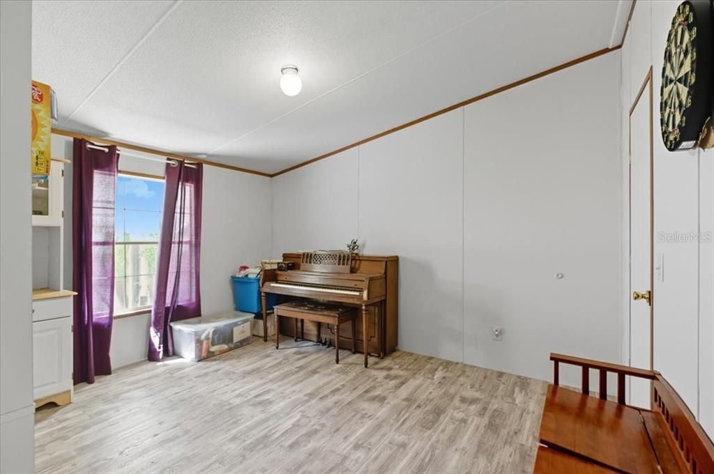 Active With Contract: $170,000 (3 beds, 2 baths, 1269 Square Feet)