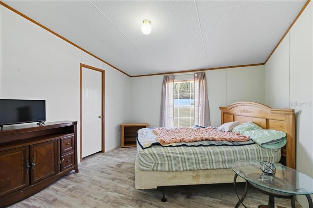 Active With Contract: $170,000 (3 beds, 2 baths, 1269 Square Feet)