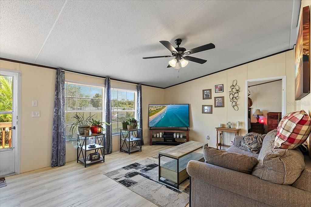 Active With Contract: $170,000 (3 beds, 2 baths, 1269 Square Feet)