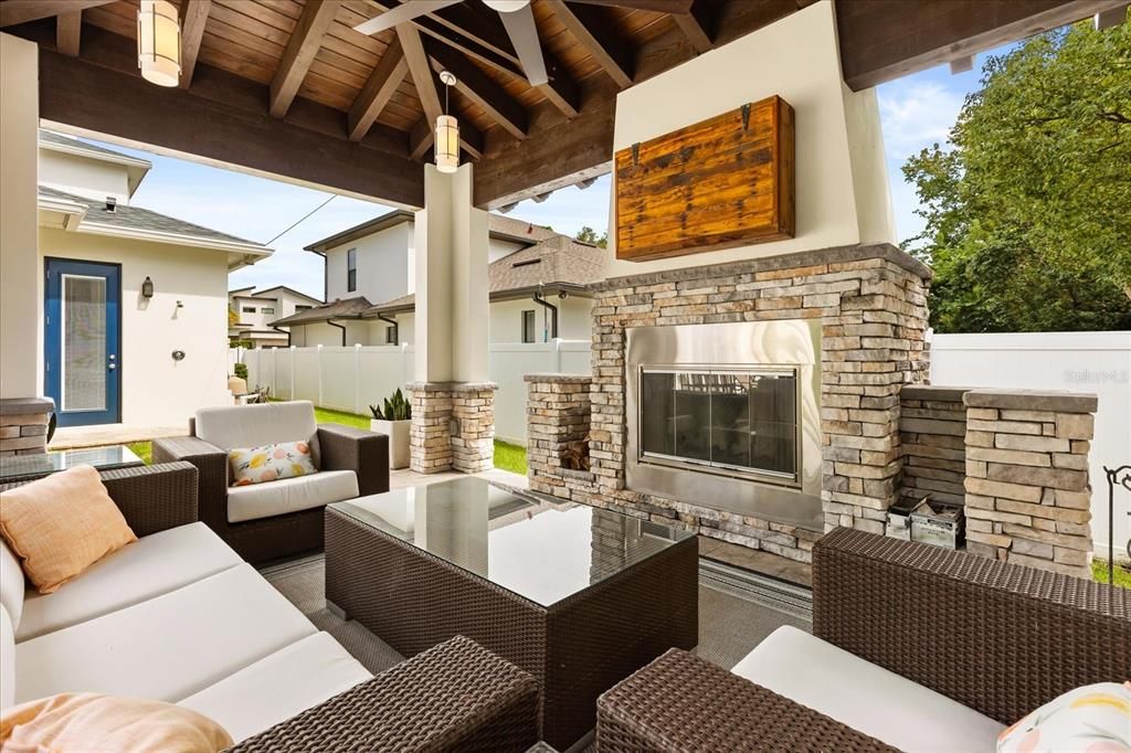 Под контрактом: $1,995,000 (4 спален, 3 ванн, 3153 Квадратных фут)