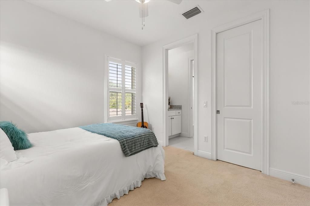 Под контрактом: $1,995,000 (4 спален, 3 ванн, 3153 Квадратных фут)