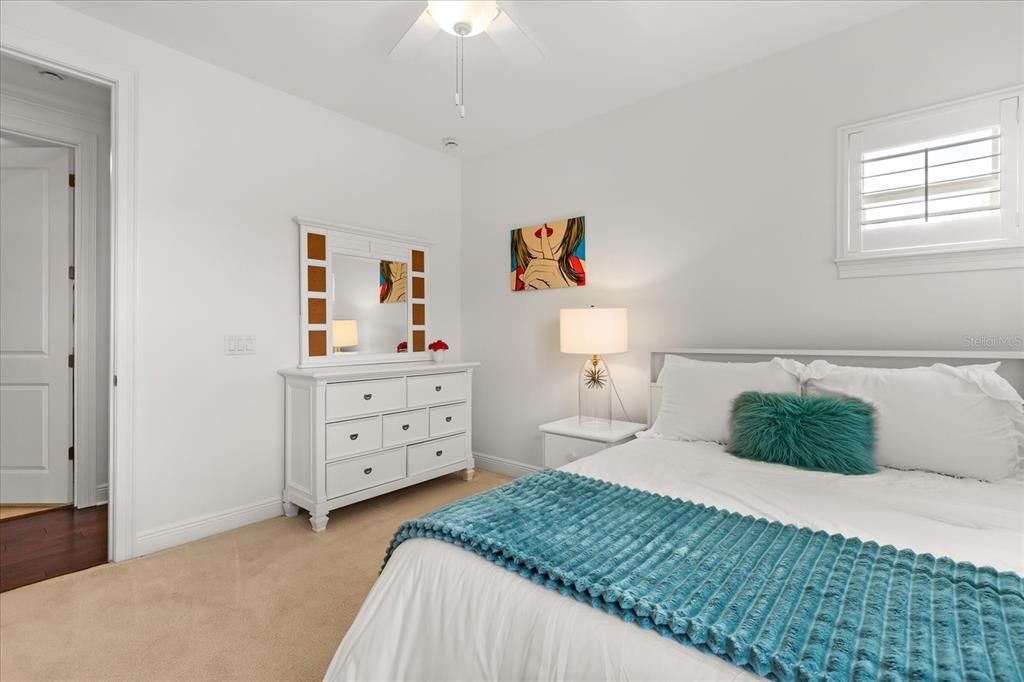 Под контрактом: $1,995,000 (4 спален, 3 ванн, 3153 Квадратных фут)