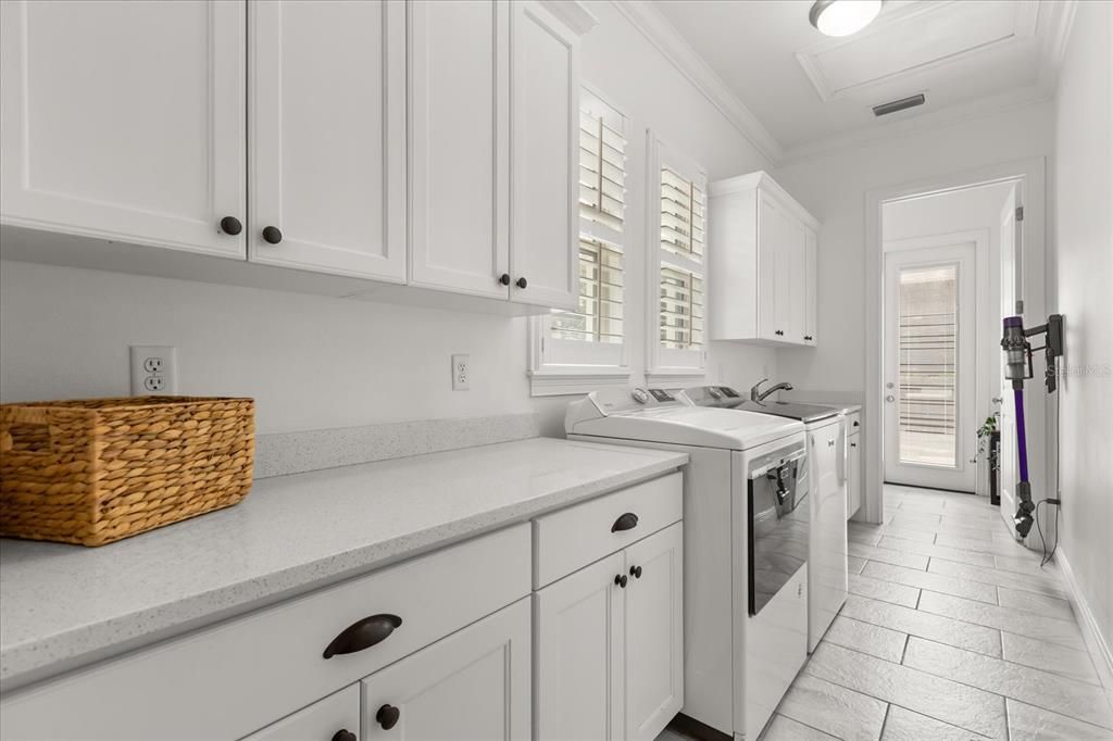 Под контрактом: $1,995,000 (4 спален, 3 ванн, 3153 Квадратных фут)