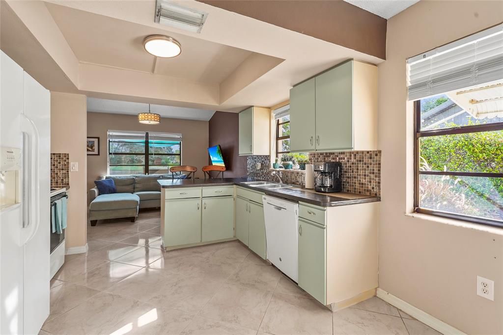 Activo con contrato: $335,000 (3 camas, 2 baños, 1452 Pies cuadrados)