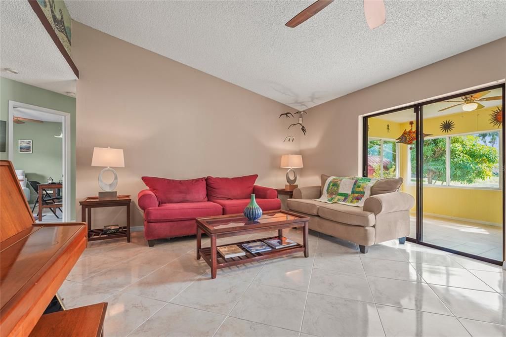 Activo con contrato: $335,000 (3 camas, 2 baños, 1452 Pies cuadrados)