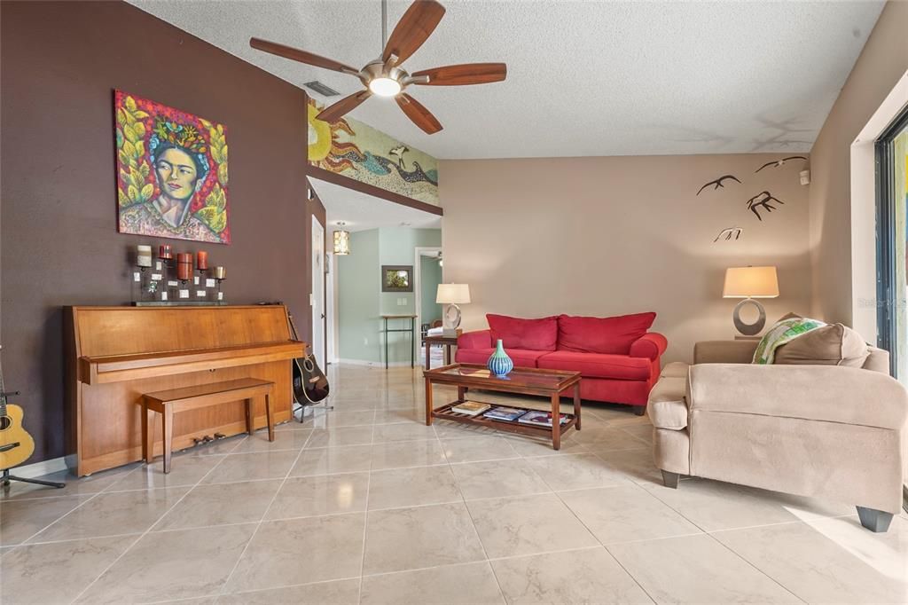 Activo con contrato: $335,000 (3 camas, 2 baños, 1452 Pies cuadrados)