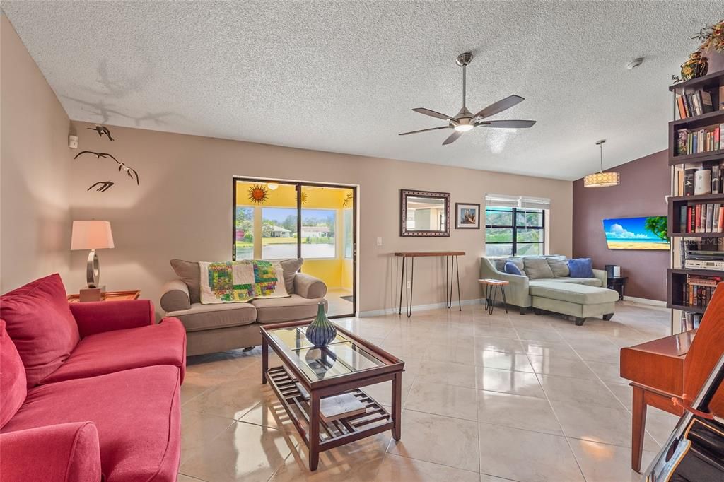 Activo con contrato: $335,000 (3 camas, 2 baños, 1452 Pies cuadrados)