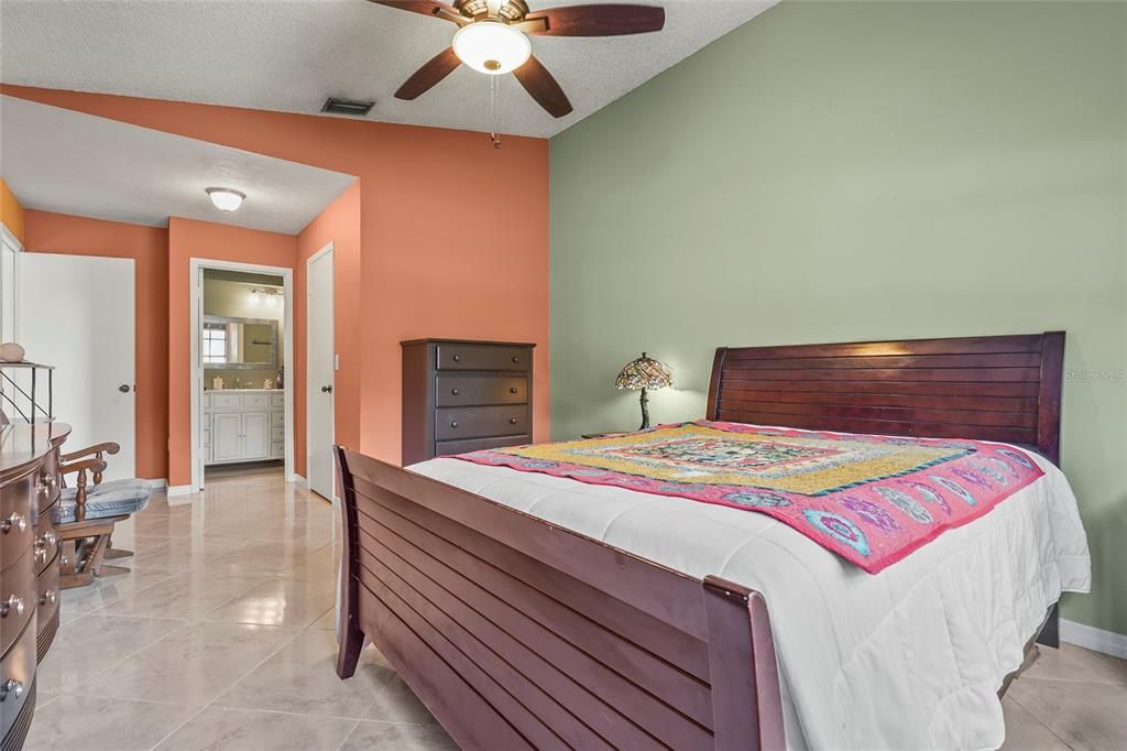 Activo con contrato: $335,000 (3 camas, 2 baños, 1452 Pies cuadrados)