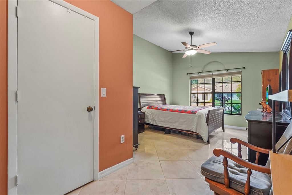 Activo con contrato: $335,000 (3 camas, 2 baños, 1452 Pies cuadrados)