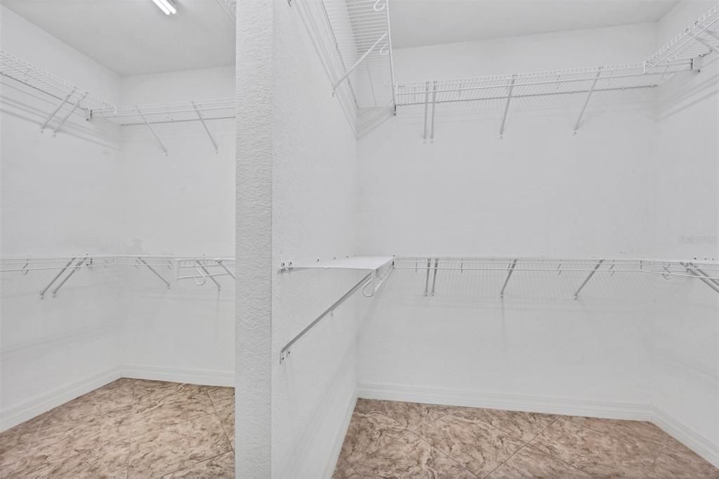 Activo con contrato: $649,000 (4 camas, 2 baños, 2170 Pies cuadrados)