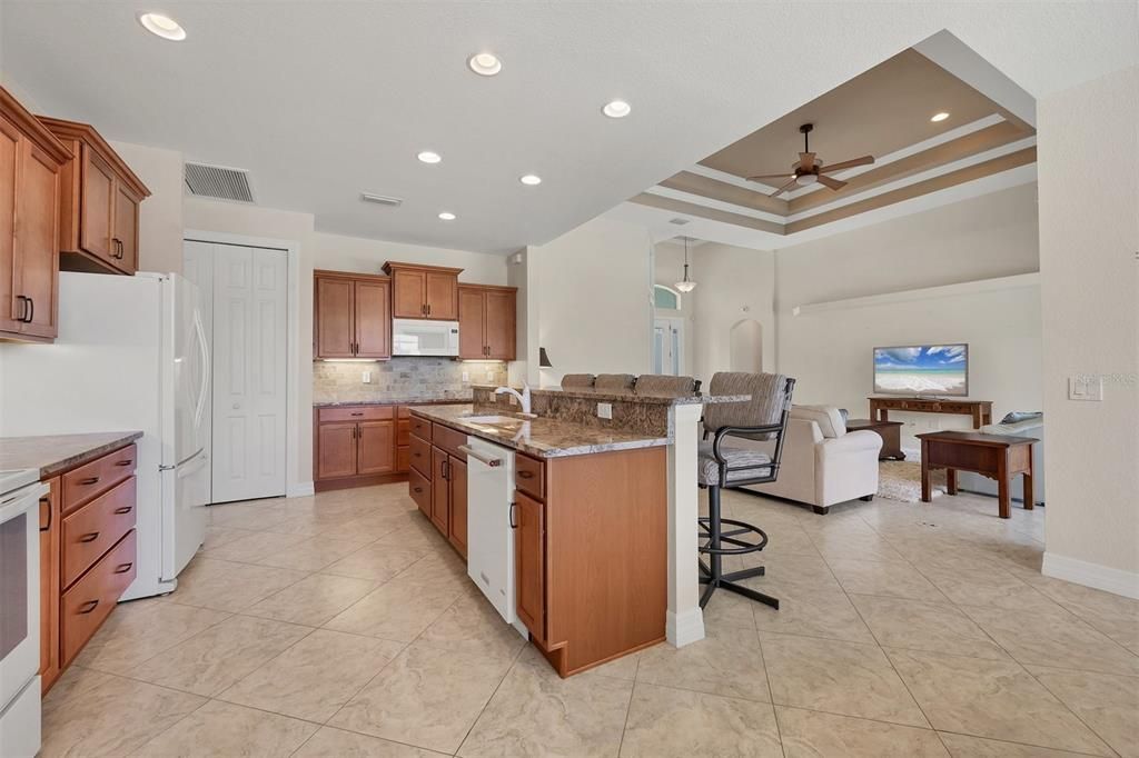 Activo con contrato: $649,000 (4 camas, 2 baños, 2170 Pies cuadrados)