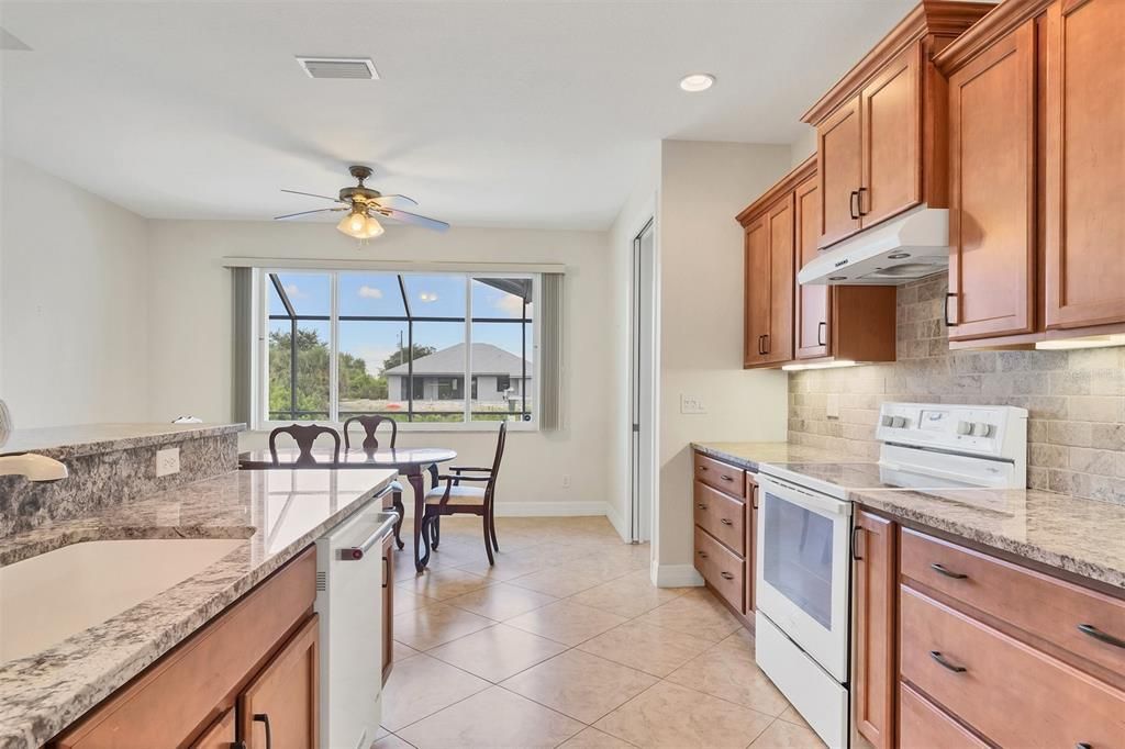 Activo con contrato: $649,000 (4 camas, 2 baños, 2170 Pies cuadrados)