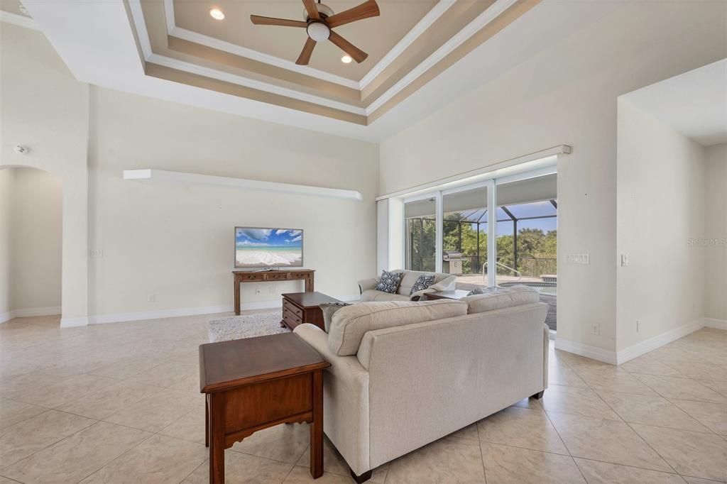 Activo con contrato: $649,000 (4 camas, 2 baños, 2170 Pies cuadrados)