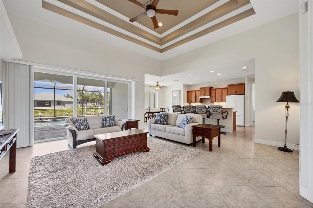 Activo con contrato: $649,000 (4 camas, 2 baños, 2170 Pies cuadrados)