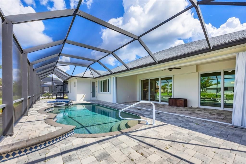 Activo con contrato: $649,000 (4 camas, 2 baños, 2170 Pies cuadrados)