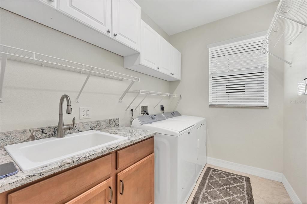 Activo con contrato: $649,000 (4 camas, 2 baños, 2170 Pies cuadrados)