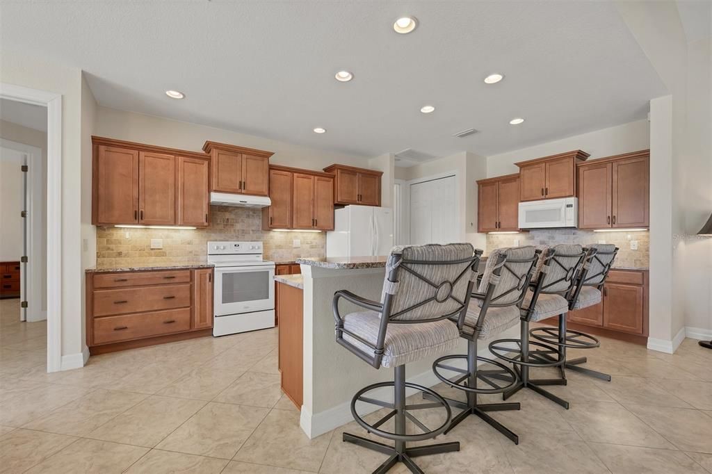 Activo con contrato: $649,000 (4 camas, 2 baños, 2170 Pies cuadrados)