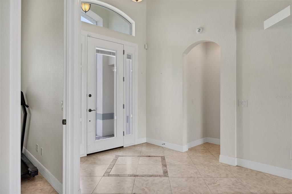 Activo con contrato: $649,000 (4 camas, 2 baños, 2170 Pies cuadrados)