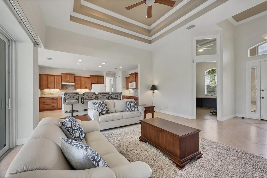 Activo con contrato: $649,000 (4 camas, 2 baños, 2170 Pies cuadrados)