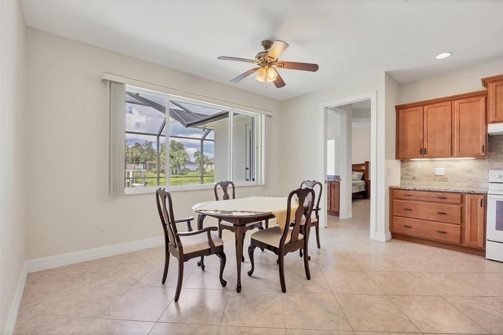 Activo con contrato: $649,000 (4 camas, 2 baños, 2170 Pies cuadrados)