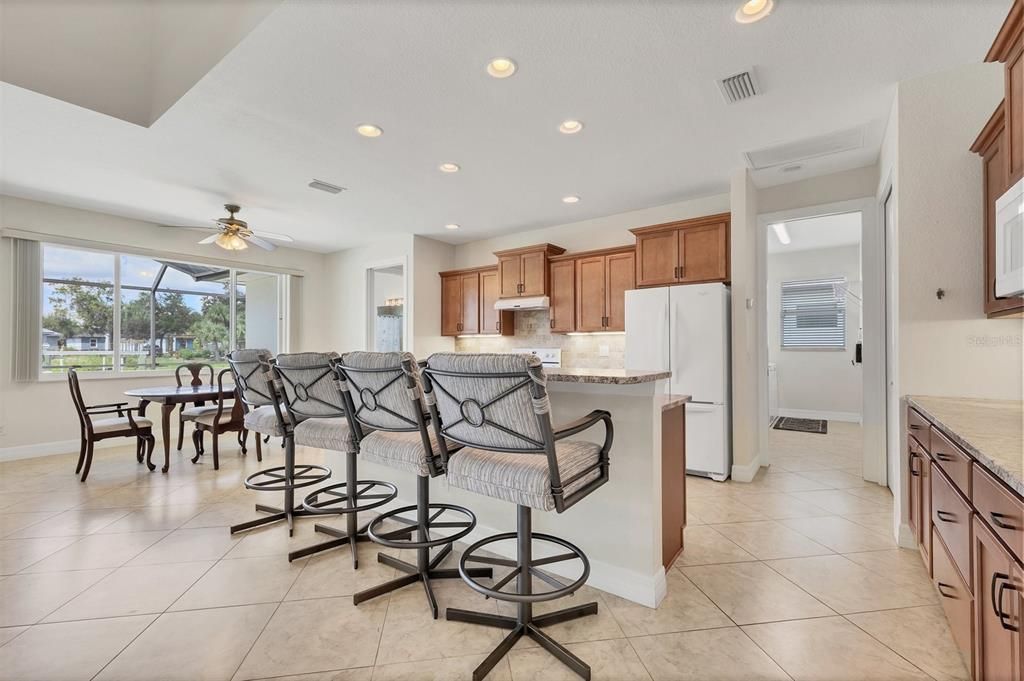 Activo con contrato: $649,000 (4 camas, 2 baños, 2170 Pies cuadrados)