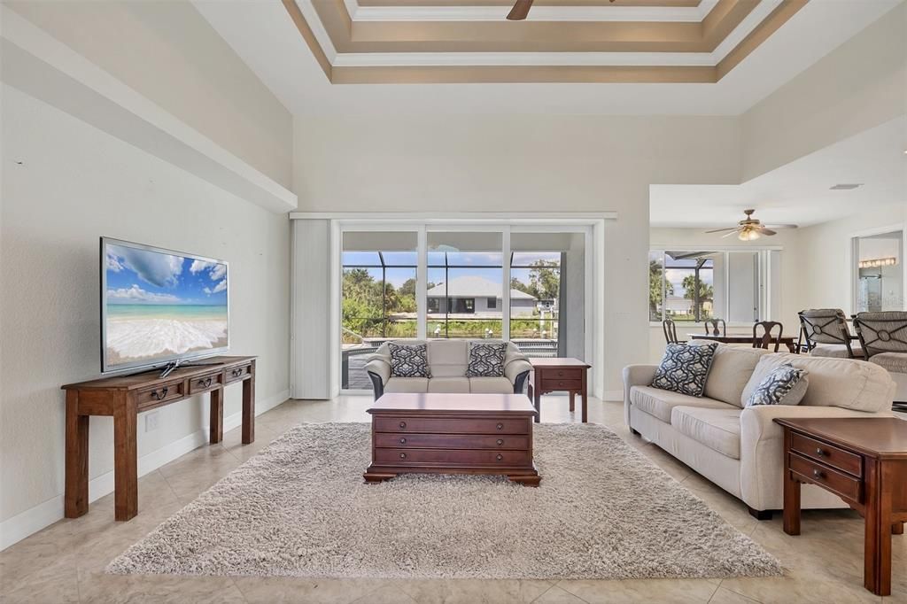 Activo con contrato: $649,000 (4 camas, 2 baños, 2170 Pies cuadrados)