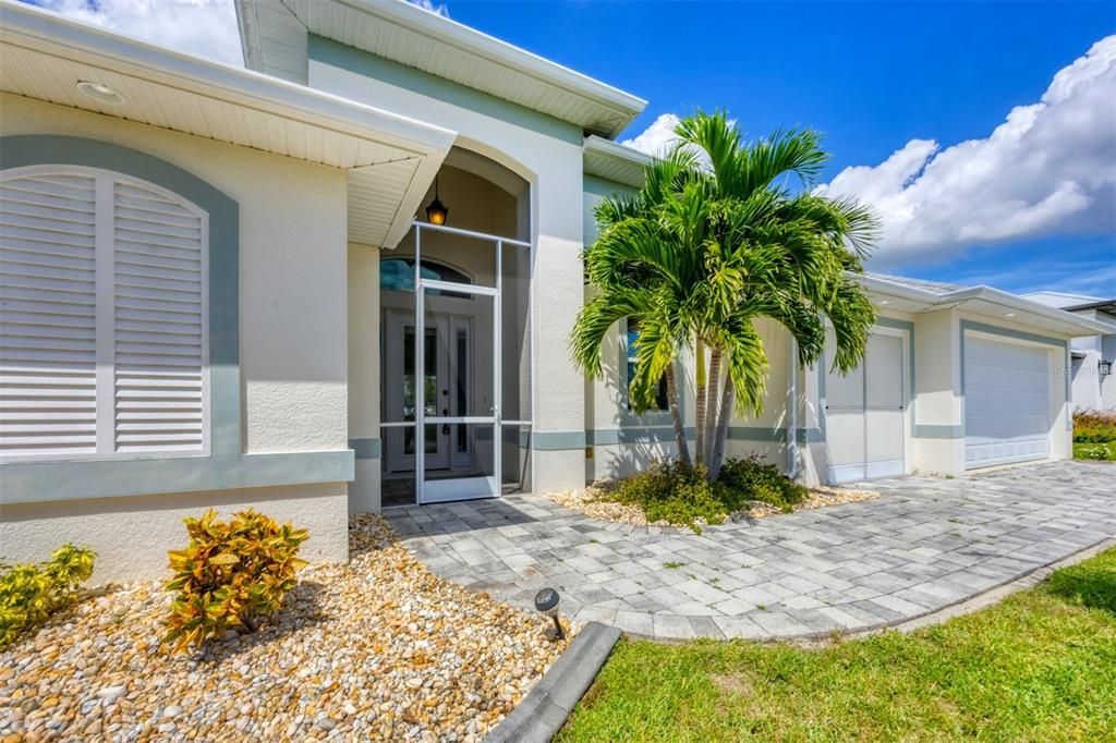 Activo con contrato: $649,000 (4 camas, 2 baños, 2170 Pies cuadrados)