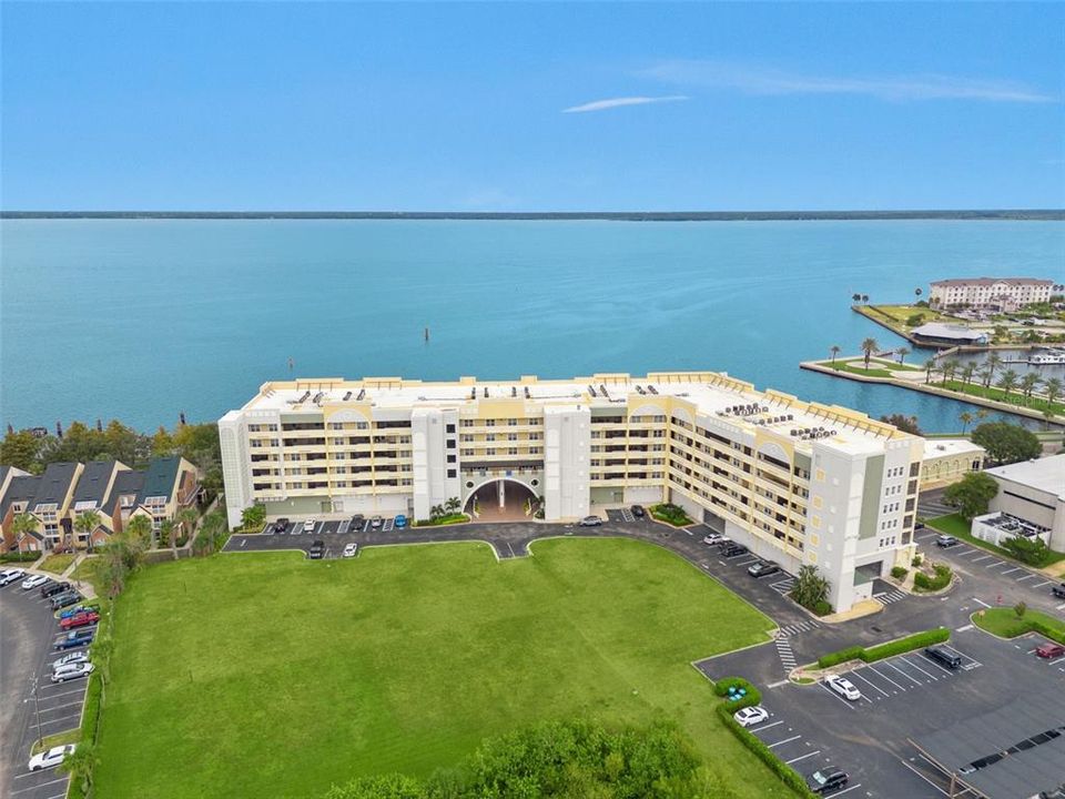 Под контрактом: $689,949 (4 спален, 4 ванн, 3269 Квадратных фут)