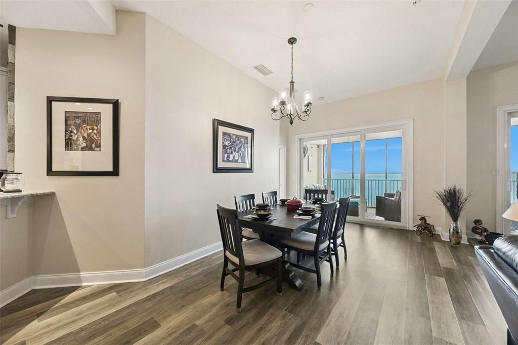 Под контрактом: $689,949 (4 спален, 4 ванн, 3269 Квадратных фут)