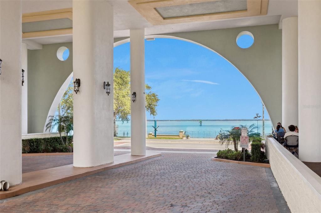 Под контрактом: $689,949 (4 спален, 4 ванн, 3269 Квадратных фут)