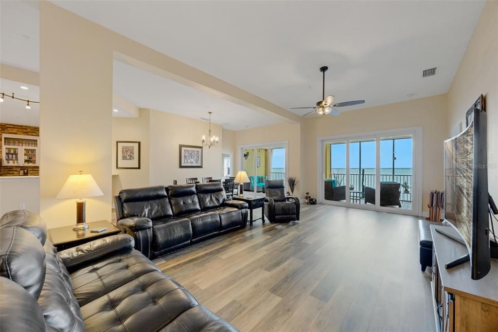 Под контрактом: $689,949 (4 спален, 4 ванн, 3269 Квадратных фут)