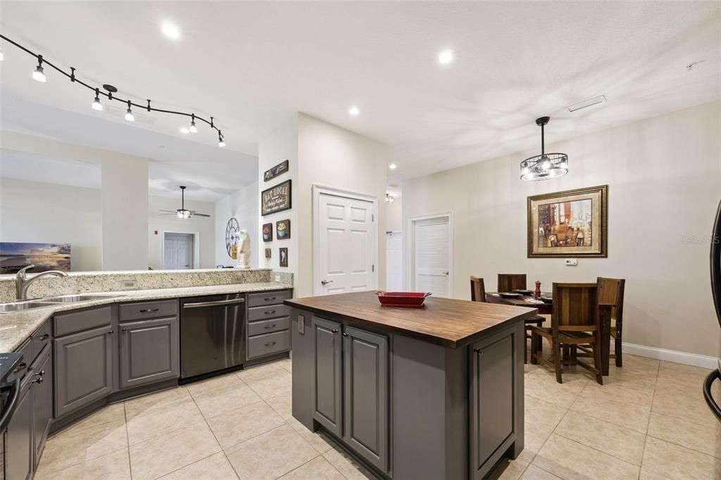 Под контрактом: $689,949 (4 спален, 4 ванн, 3269 Квадратных фут)