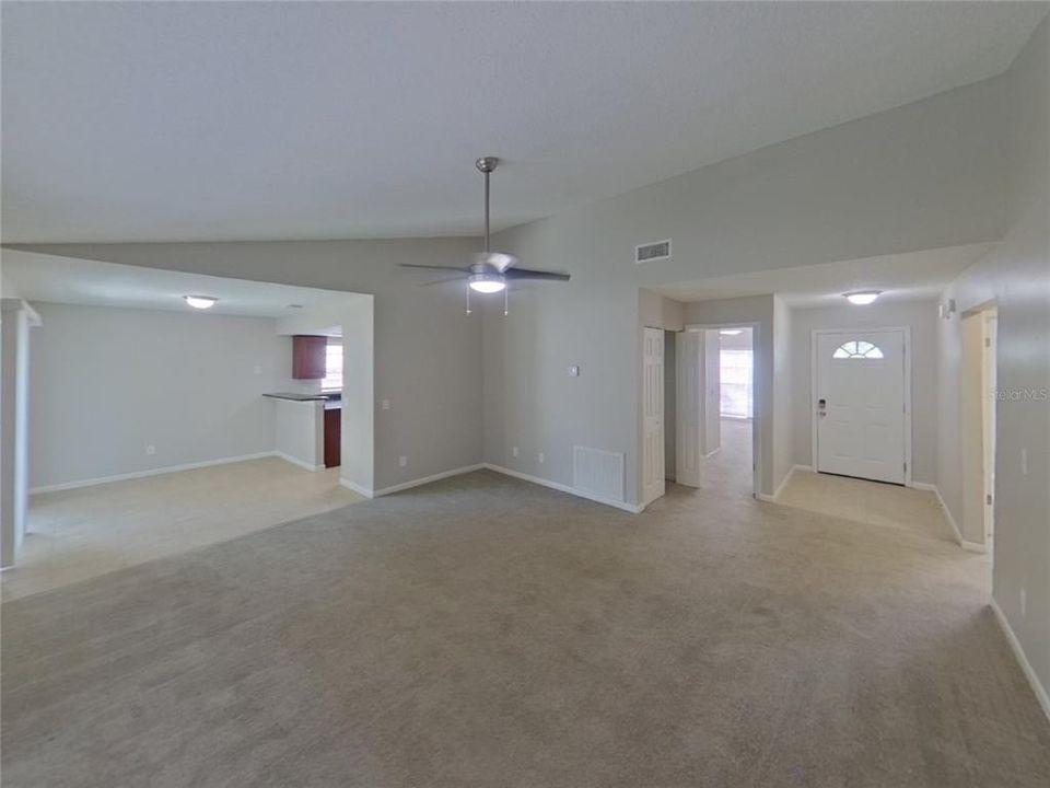 合同活跃: $1,829 (3 贝兹, 2 浴室, 1268 平方英尺)