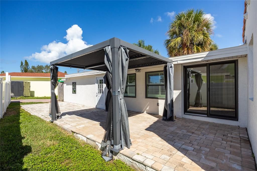 For Sale: $850,000 (5 beds, 3 baths, 2326 Square Feet)