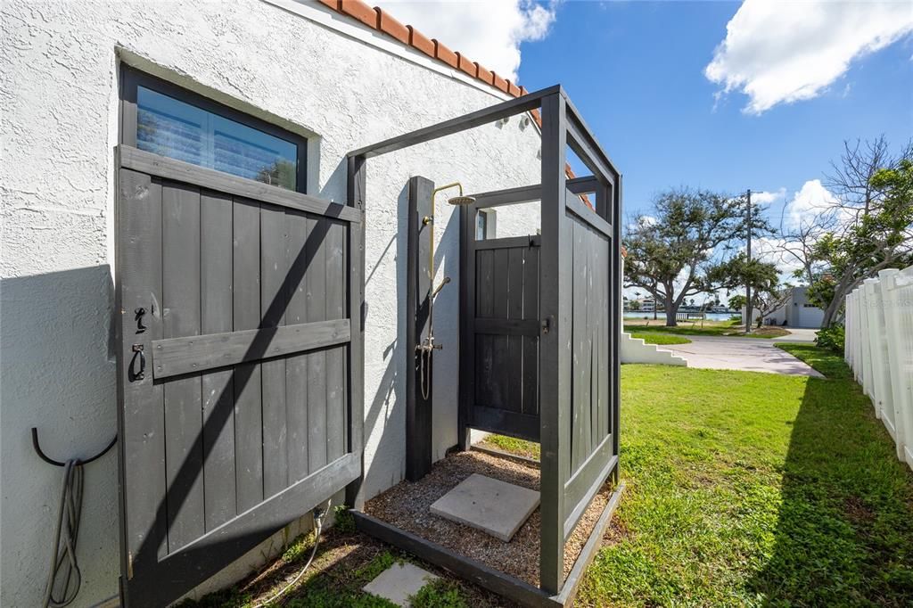 For Sale: $850,000 (5 beds, 3 baths, 2326 Square Feet)