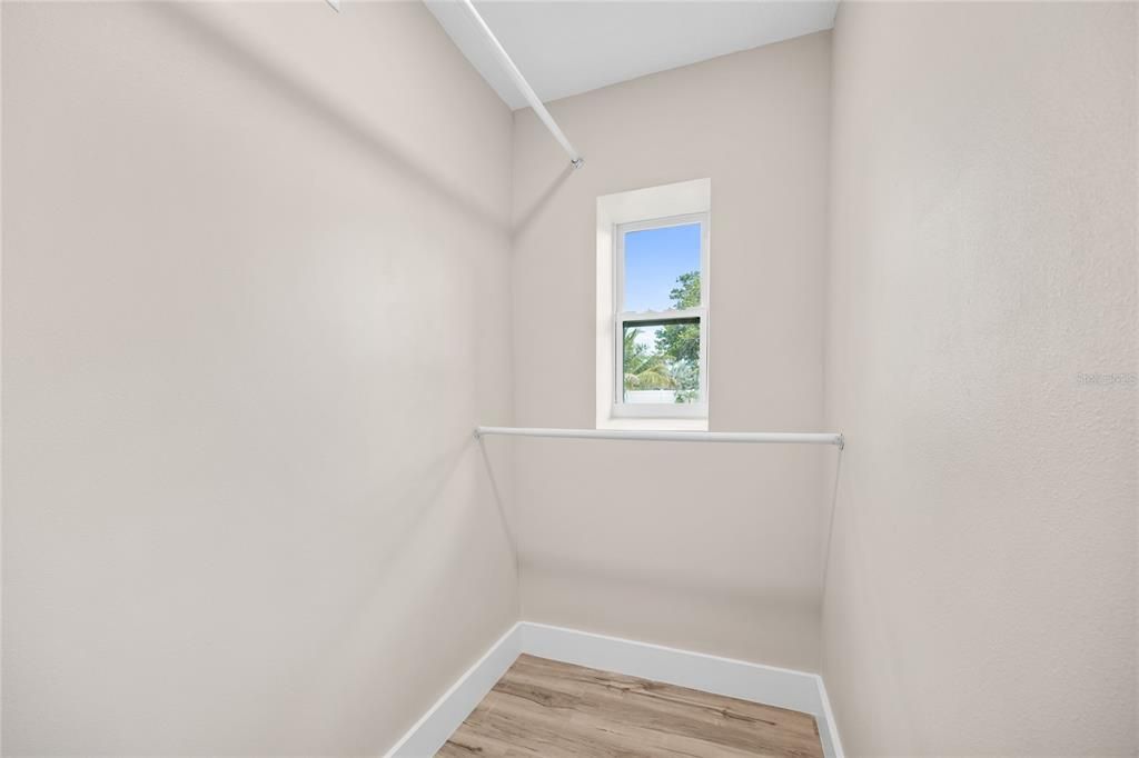 For Sale: $850,000 (5 beds, 3 baths, 2326 Square Feet)