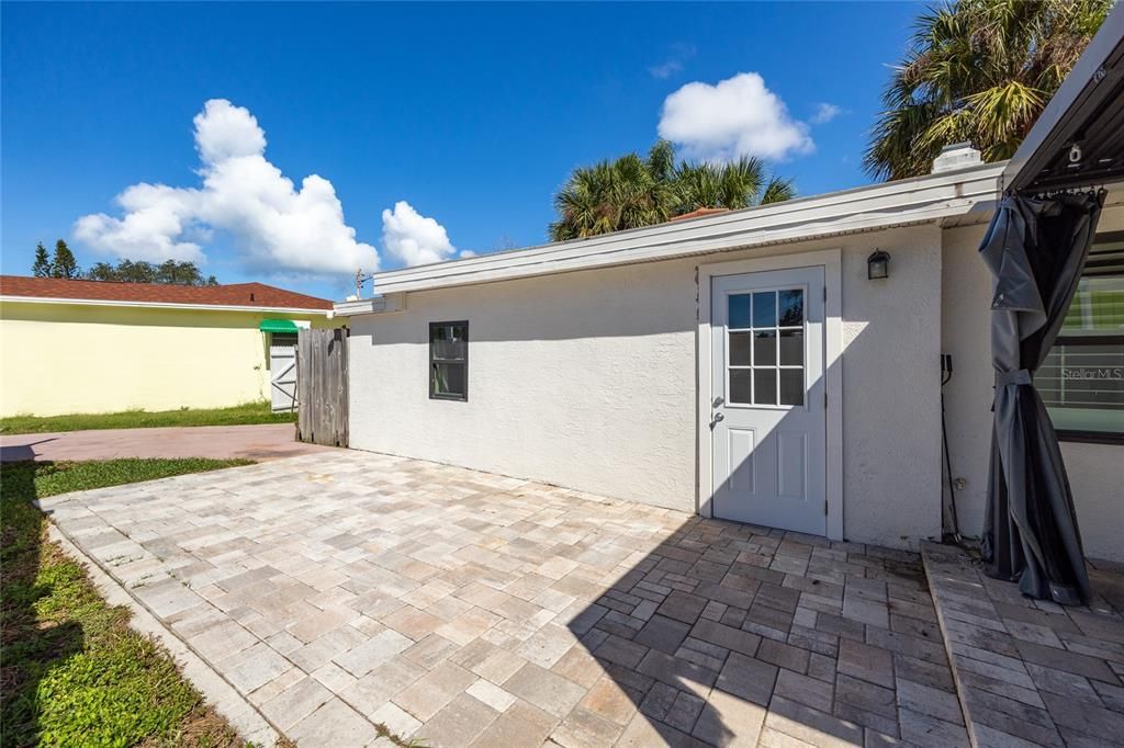 For Sale: $850,000 (5 beds, 3 baths, 2326 Square Feet)