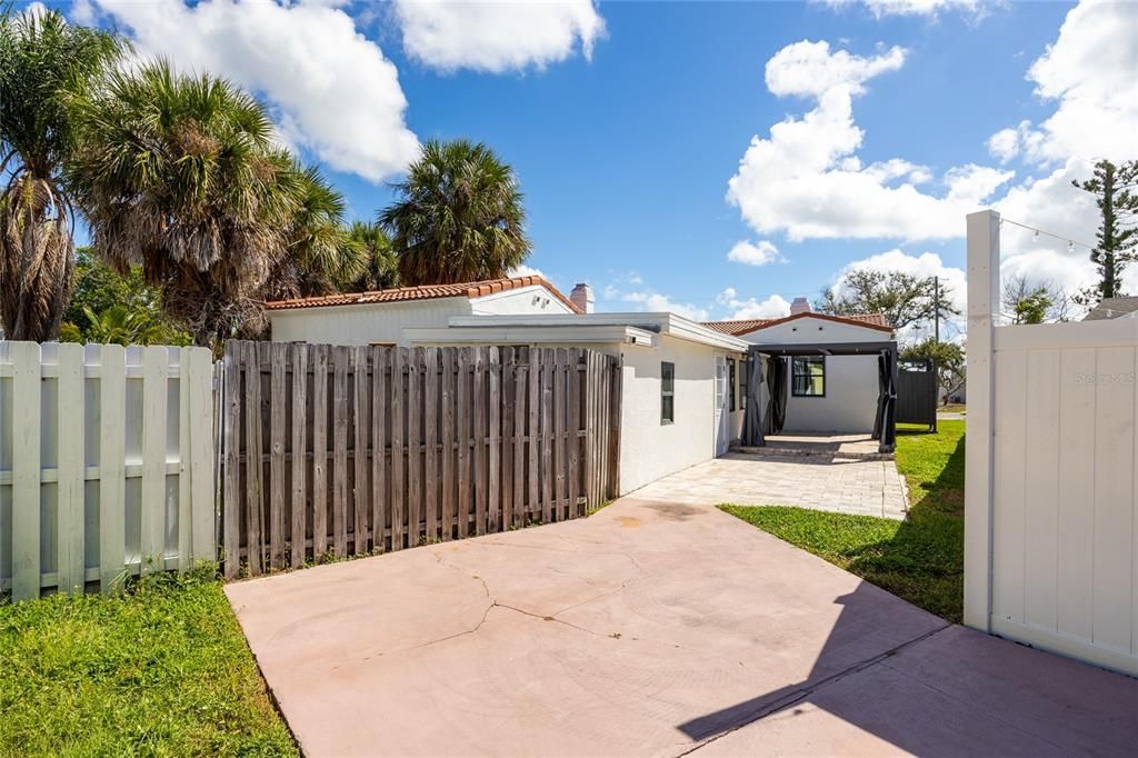 For Sale: $850,000 (5 beds, 3 baths, 2326 Square Feet)