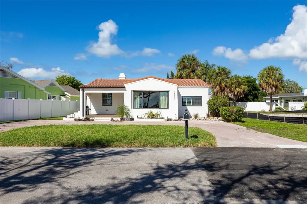 For Sale: $850,000 (5 beds, 3 baths, 2326 Square Feet)