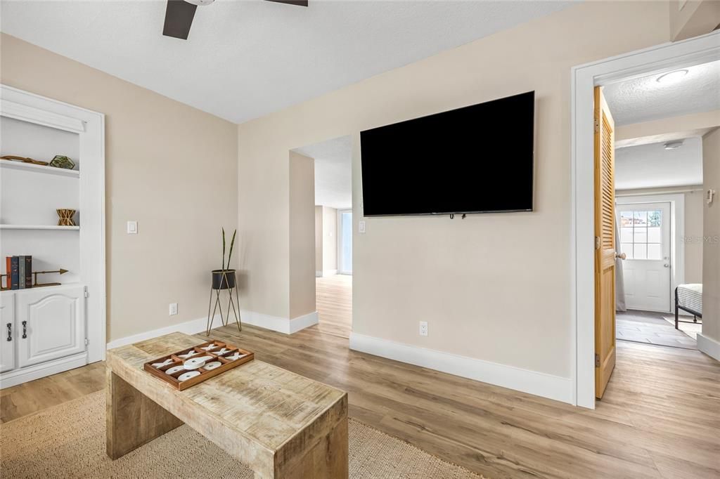 For Sale: $850,000 (5 beds, 3 baths, 2326 Square Feet)