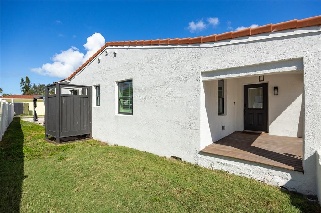 For Sale: $850,000 (5 beds, 3 baths, 2326 Square Feet)