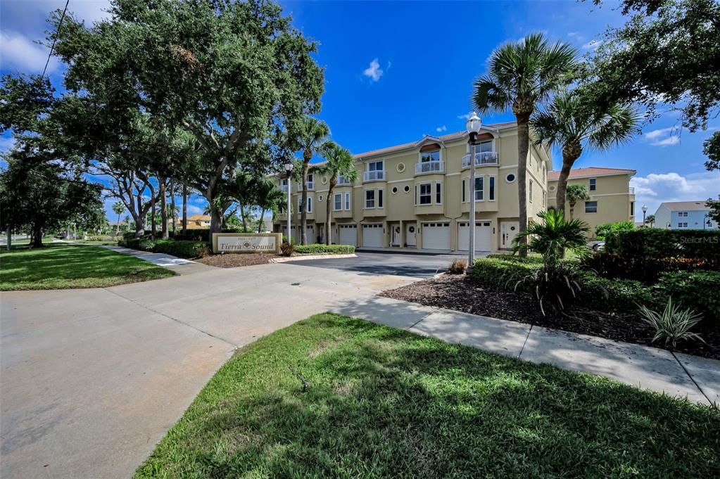 For Sale: $1,125,000 (3 beds, 3 baths, 2215 Square Feet)