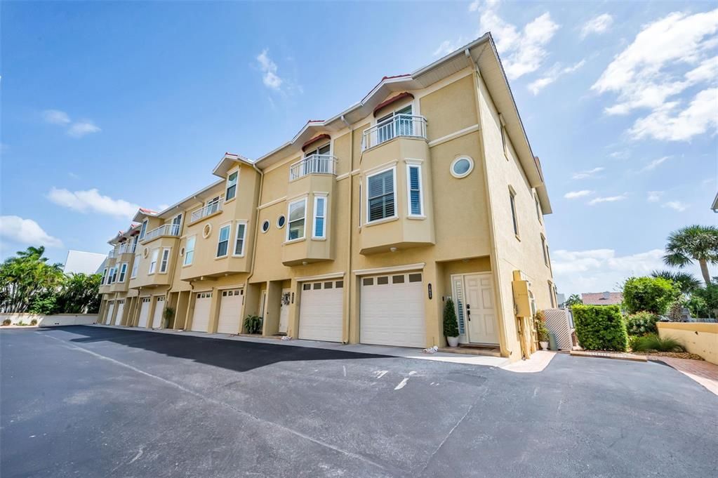 For Sale: $1,125,000 (3 beds, 3 baths, 2215 Square Feet)