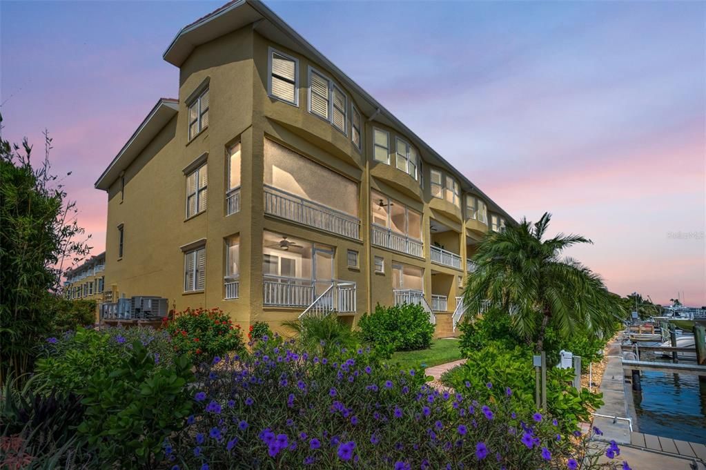 For Sale: $1,125,000 (3 beds, 3 baths, 2215 Square Feet)