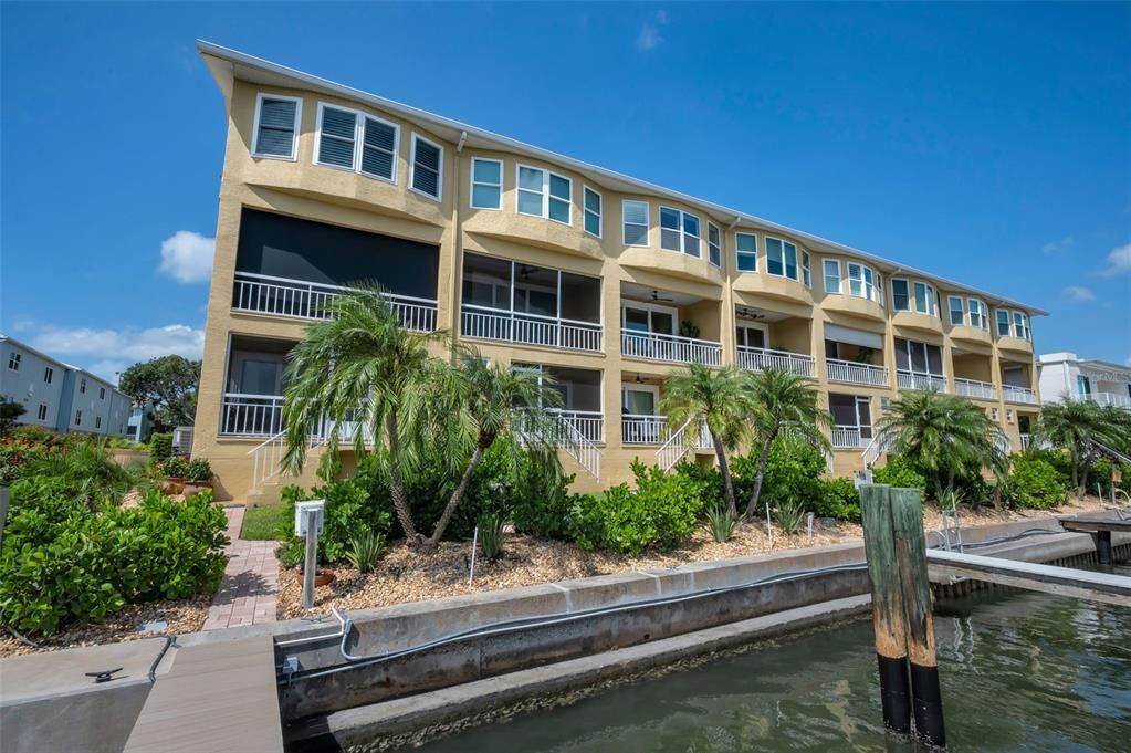 For Sale: $1,125,000 (3 beds, 3 baths, 2215 Square Feet)