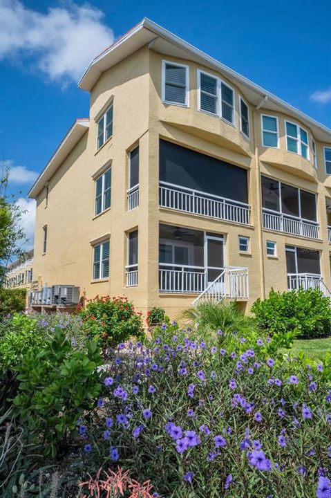 For Sale: $1,125,000 (3 beds, 3 baths, 2215 Square Feet)