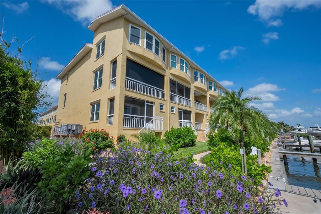 For Sale: $1,125,000 (3 beds, 3 baths, 2215 Square Feet)