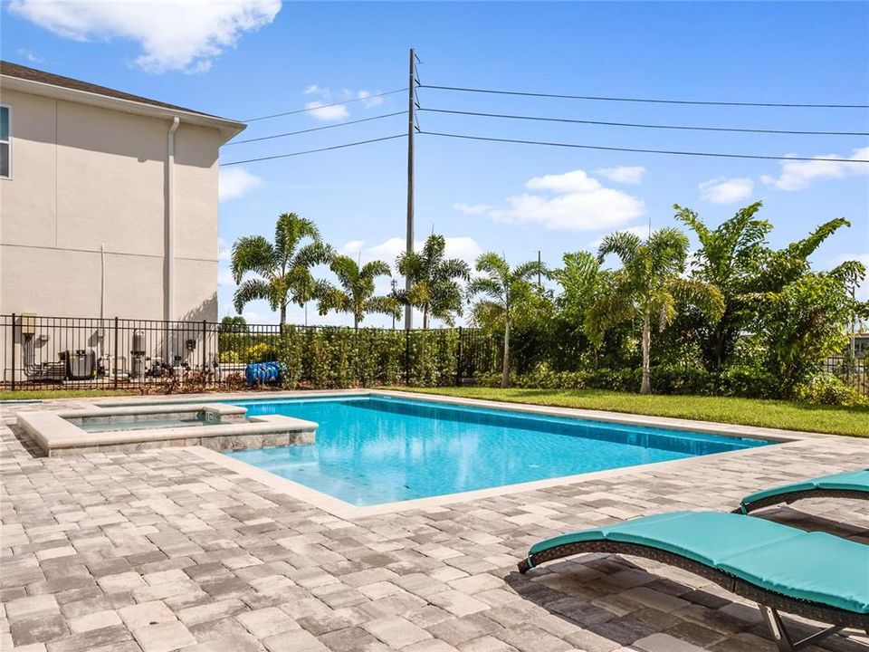 Active With Contract: $1,199,999 (11 beds, 10 baths, 5496 Square Feet)