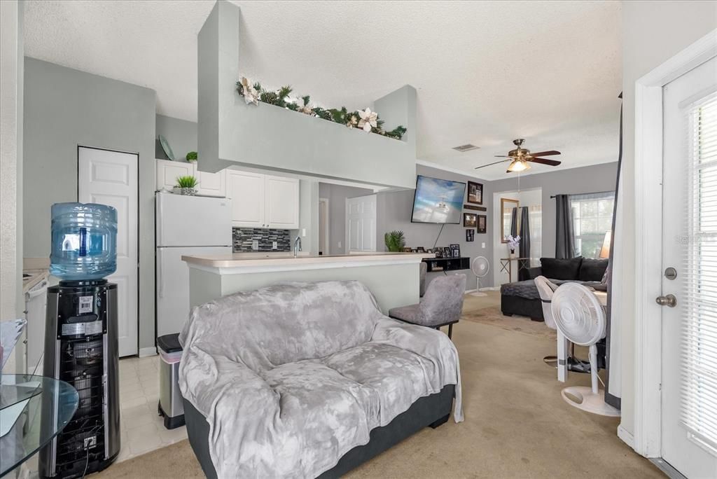 待售: $205,000 (2 贝兹, 2 浴室, 1077 平方英尺)