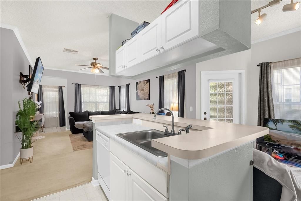 待售: $205,000 (2 贝兹, 2 浴室, 1077 平方英尺)